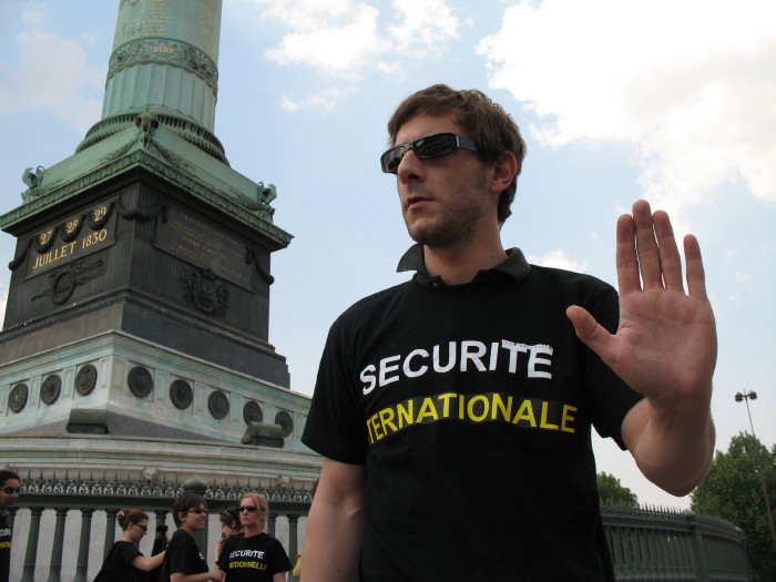 Artisnotdead pastiche le  «tout sécuritaire»