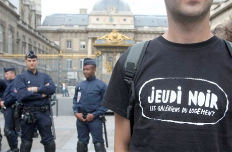 Précaires à la porte