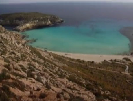 Lampedusa, son sable blanc, sa mer bleue, ses Tunisiens invisibles…