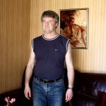 Sylvain Selon, ouvrier et syndicaliste chez Barres Thomas, équipementier automobile, sous-traitant de PSA, chez lui à Rennes (35).