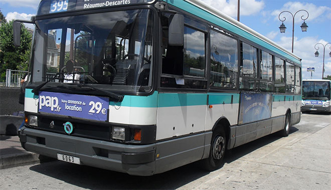 Un chauffeur de bus entouré de « mouches »