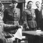 25 août 1944 Le général Leclerc présente au général de Gaulle la convention de redditon qu'a également signée le colonel Rol-Tanguy (avec le béret).