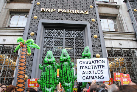 Contre l&rsquo;évasion fiscale, les « faucheurs de chaise » mettent les banques sous pression