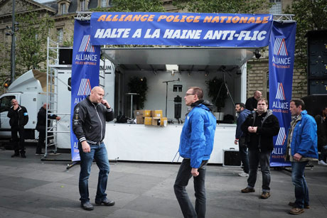 Contre-champs sur une voiture en flammes