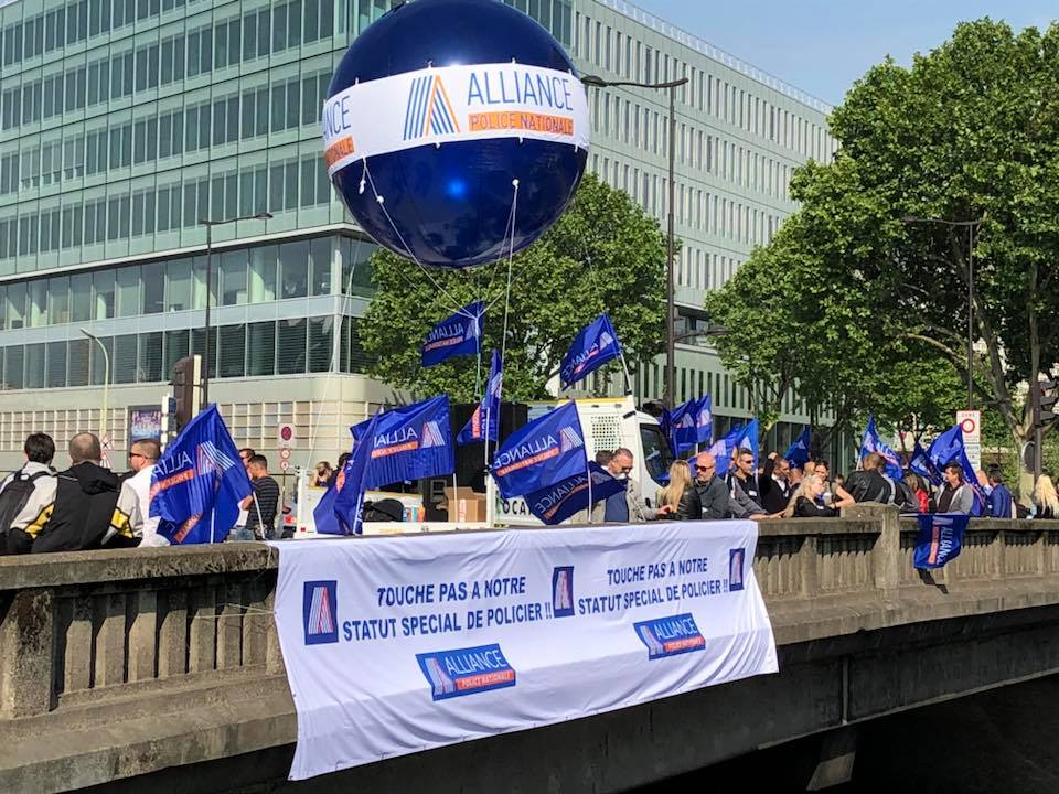 Ces commentaires que vous ne lirez pas quand la police manifeste pour défendre son statut