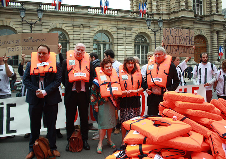 Migrants : action coup de poing au Sénat
