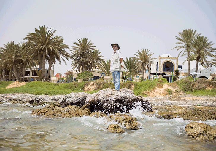 L’homme qui donne une sépulture aux migrants