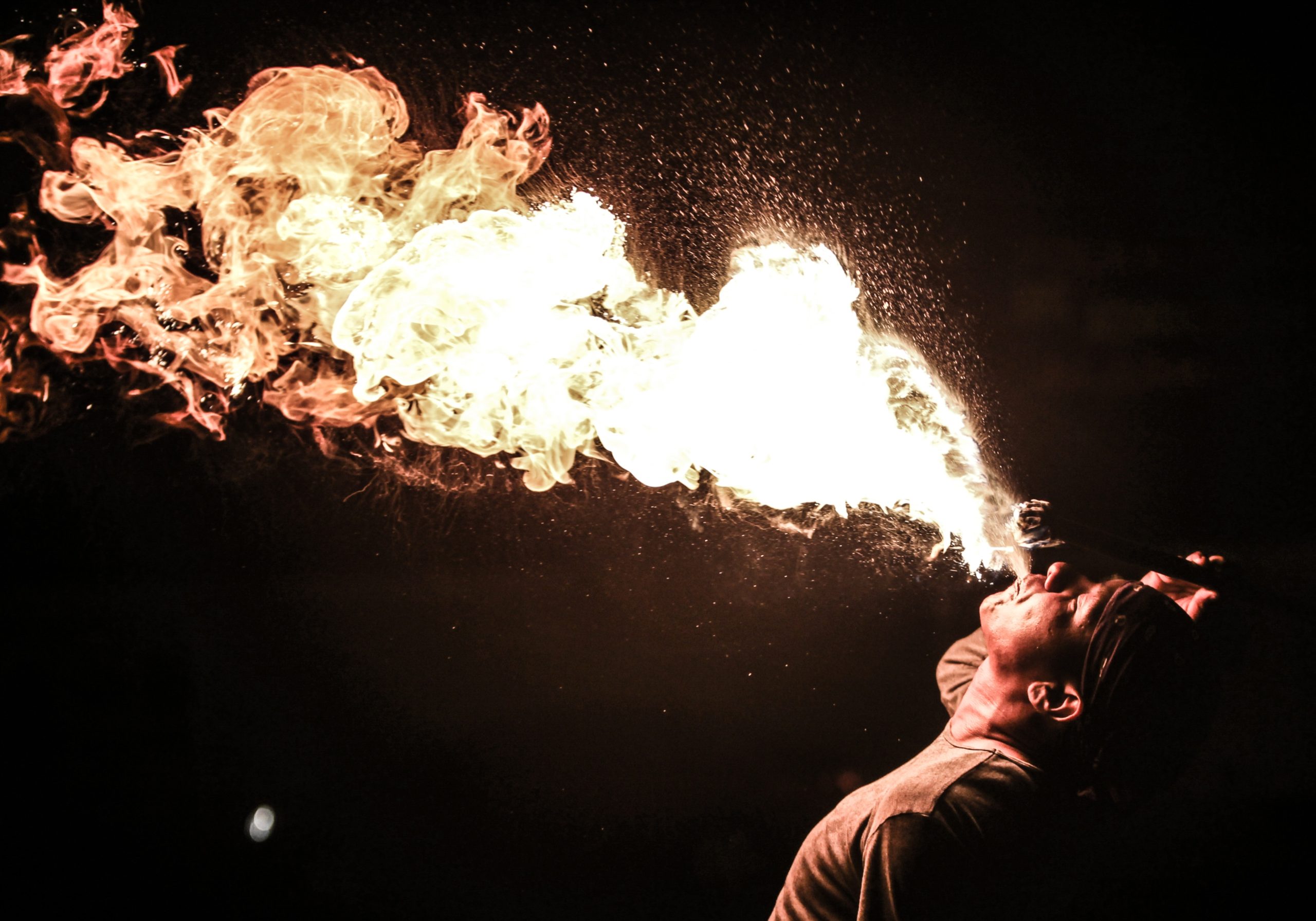 Pour lutter contre les terroristes qui s’en prennent à nos libertés, la droite propose de… restreindre nos libertés