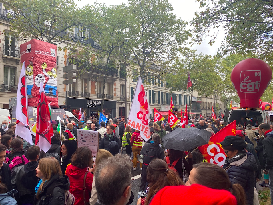 Manif du 29 septembre : des poings levés, des rires et quelques gouttes de pluie