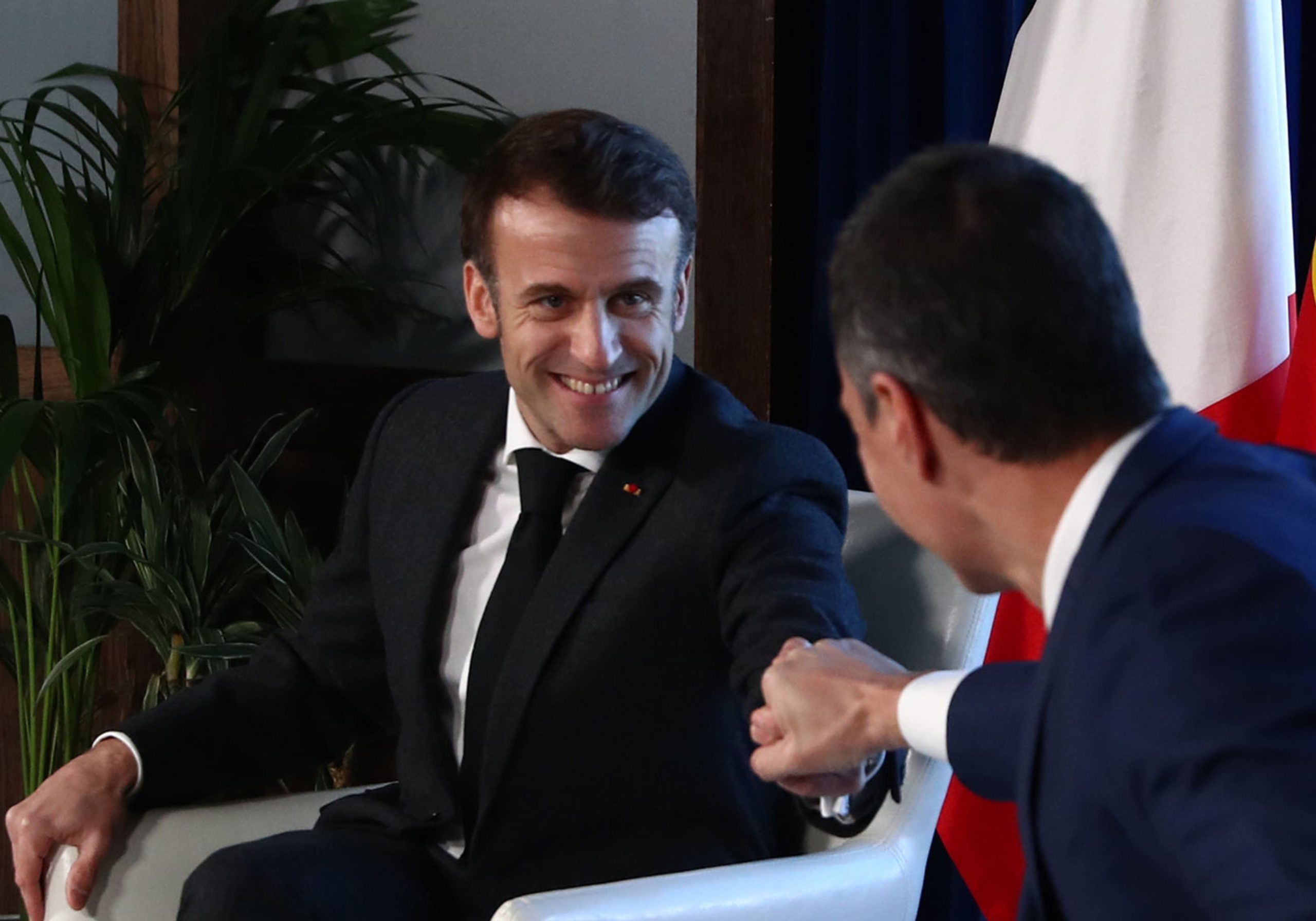 Travailler plus pour ne pas faire payer les plus riches : voilà pourquoi Macron veut réformer les retraites