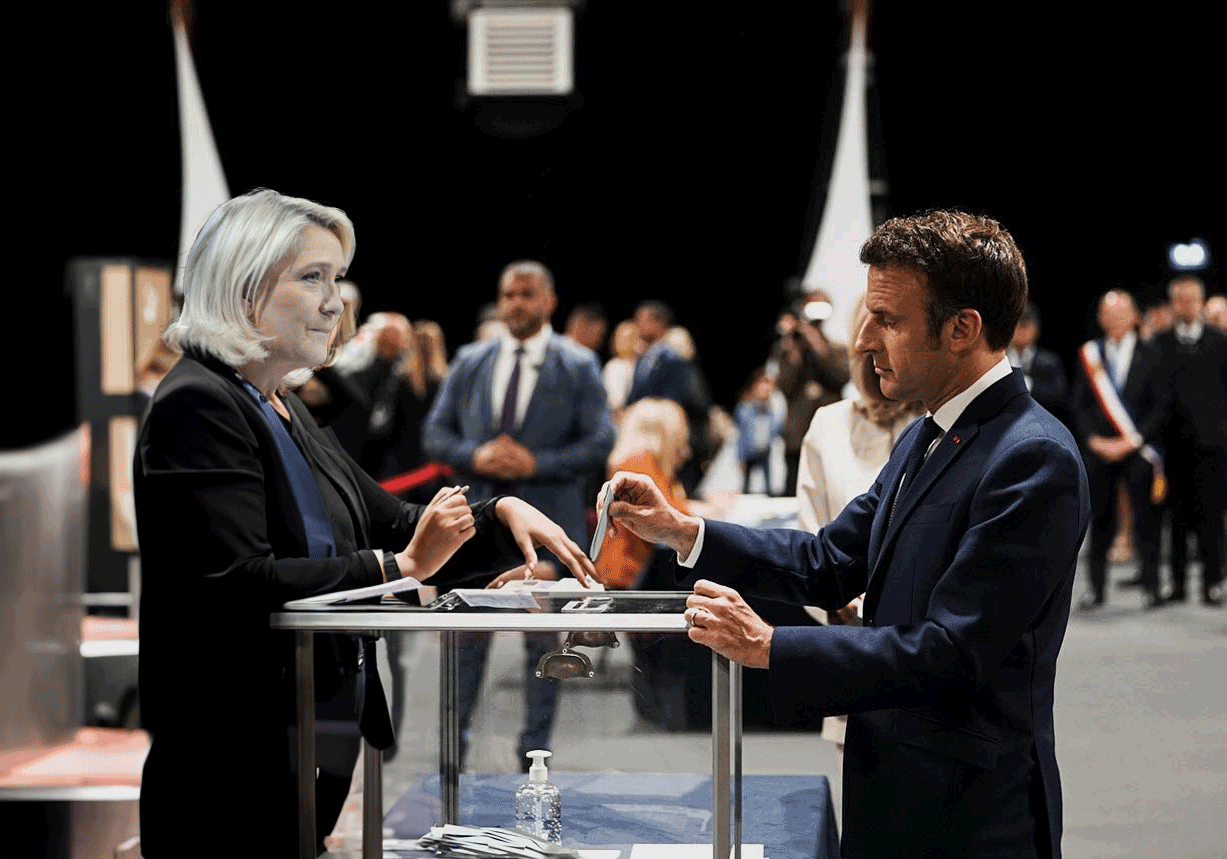 À quoi Emmanuel Macron fait-il barrage ?